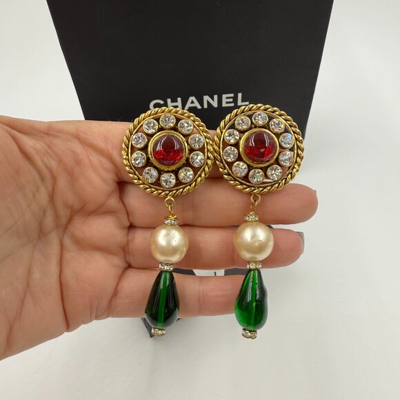 Chanel: gold metal, red and green gripoix, strass disc drop earrings 1984-1992 - Picture 2 of 7